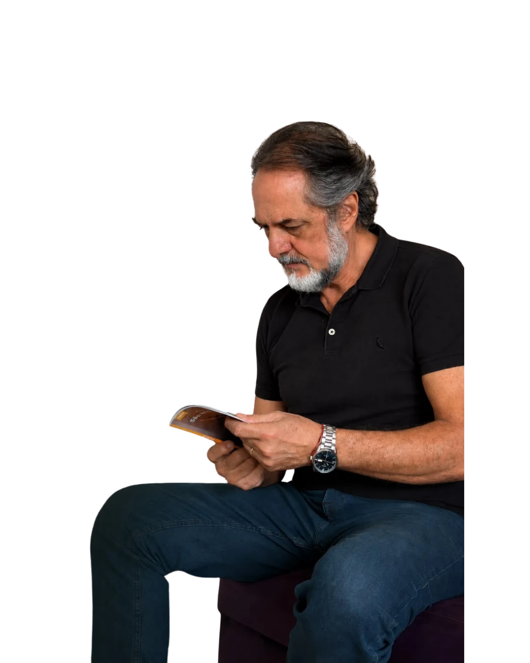 Guillermo Colombo sentado e lendo