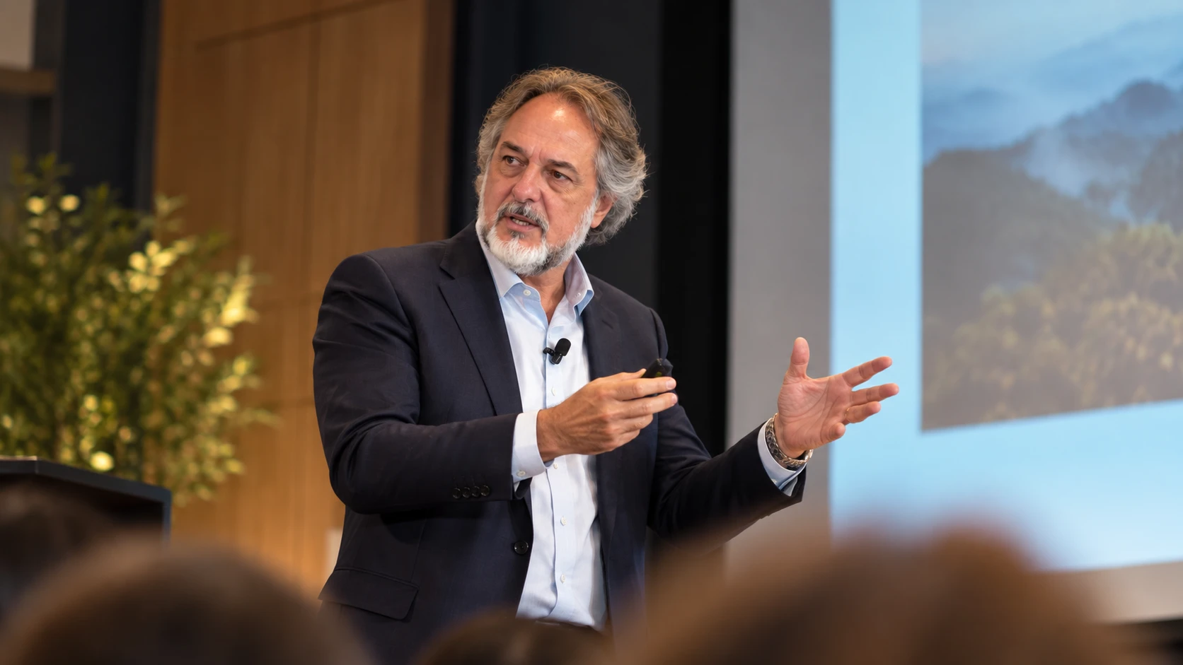 Guillermo Colombo falando no palco diante de uma plateia